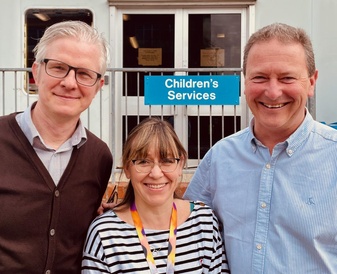 Three people stood in front of hospital building, from left to right: Matthias Zilbauer, Claire Glemas, Robert Heuschkel.