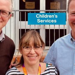 Three people stood in front of hospital building, from left to right: Matthias Zilbauer, Claire Glemas, Robert Heuschkel.